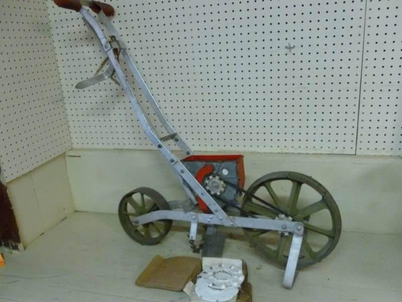 lot 100 image: Garden Seeder