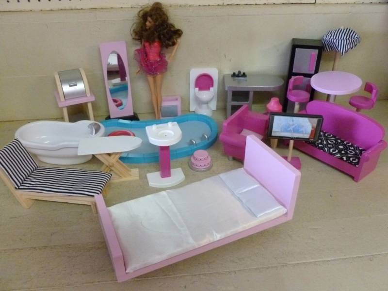 lot 298 image: Doll Furniture