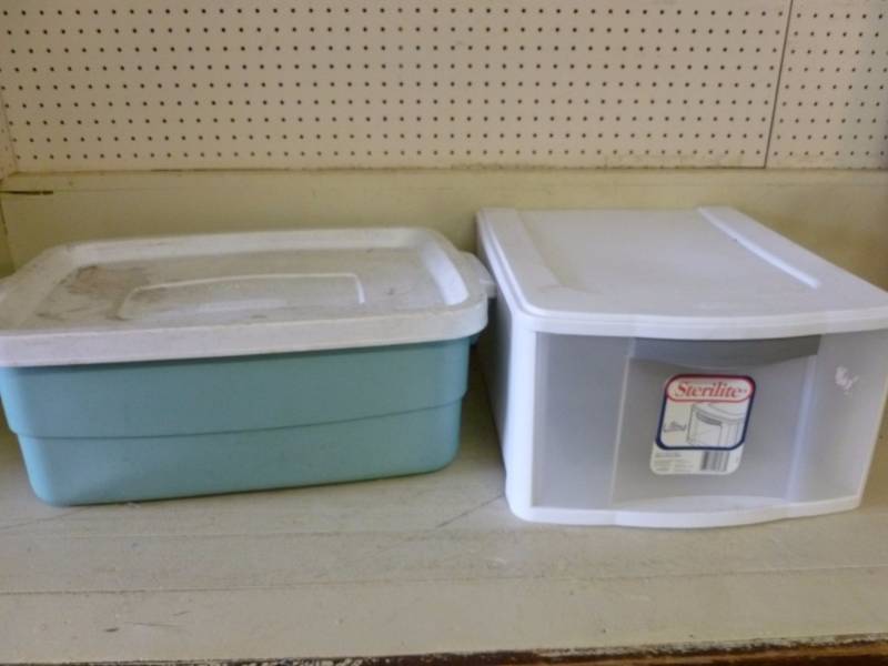 lot 318 image: Storage Tote