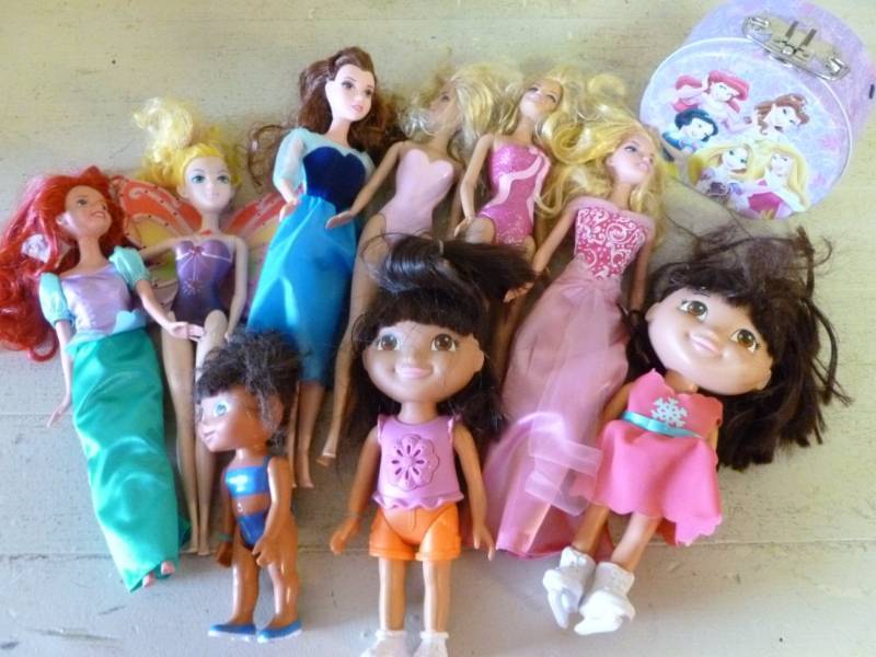 lot 338 image: Dolls