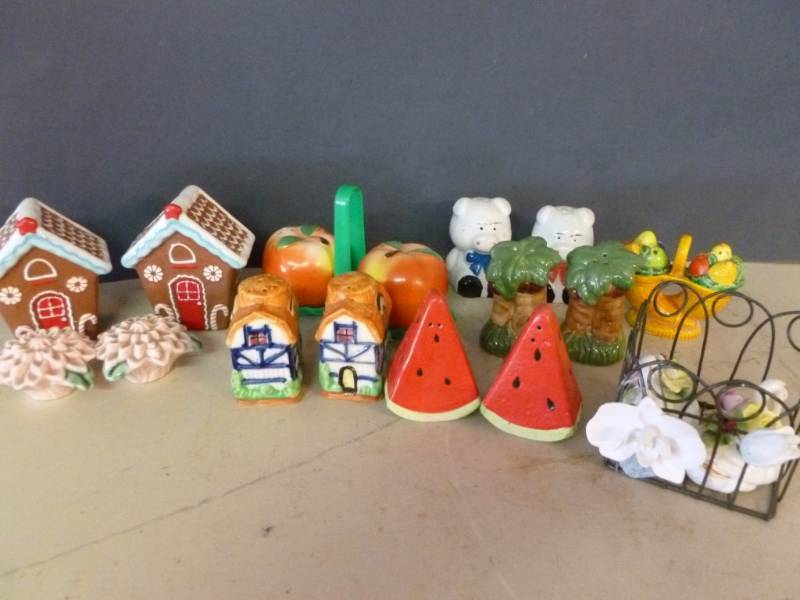 lot 378 image: Salt & Pepper Shaker Set