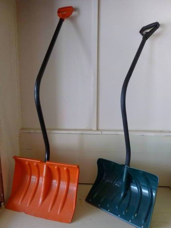 lot 404 image: Snow Shovels