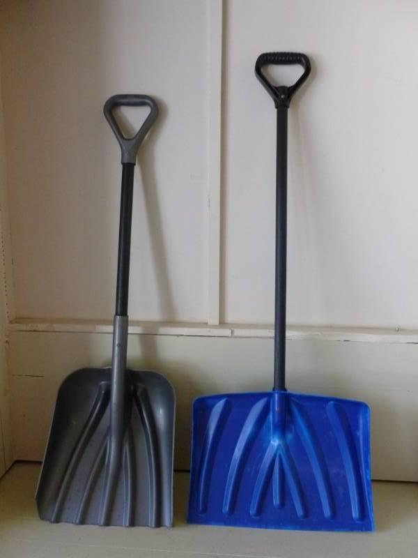 lot 405 image: Snow Shovels