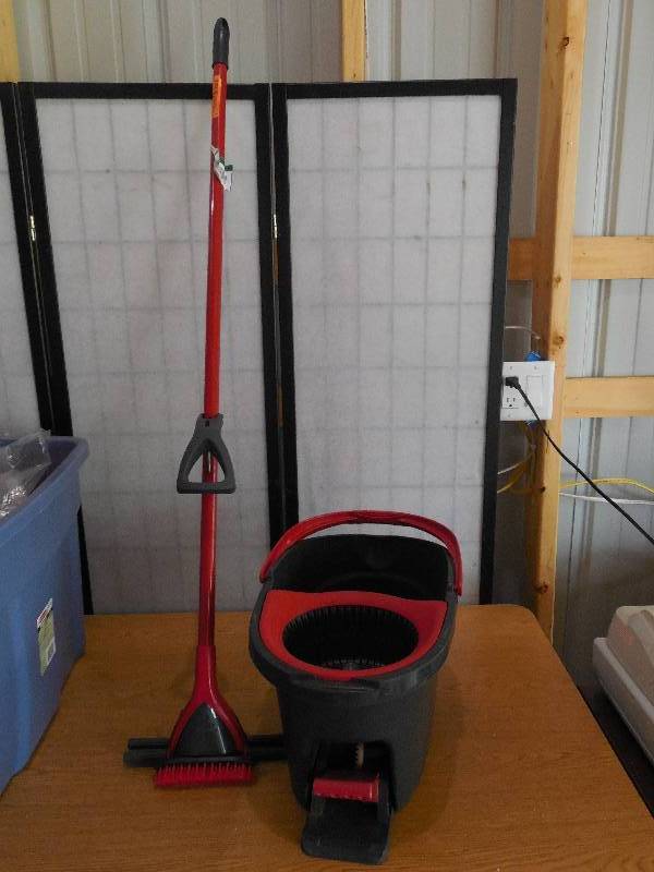lot 22 image: MOP & BUCKET