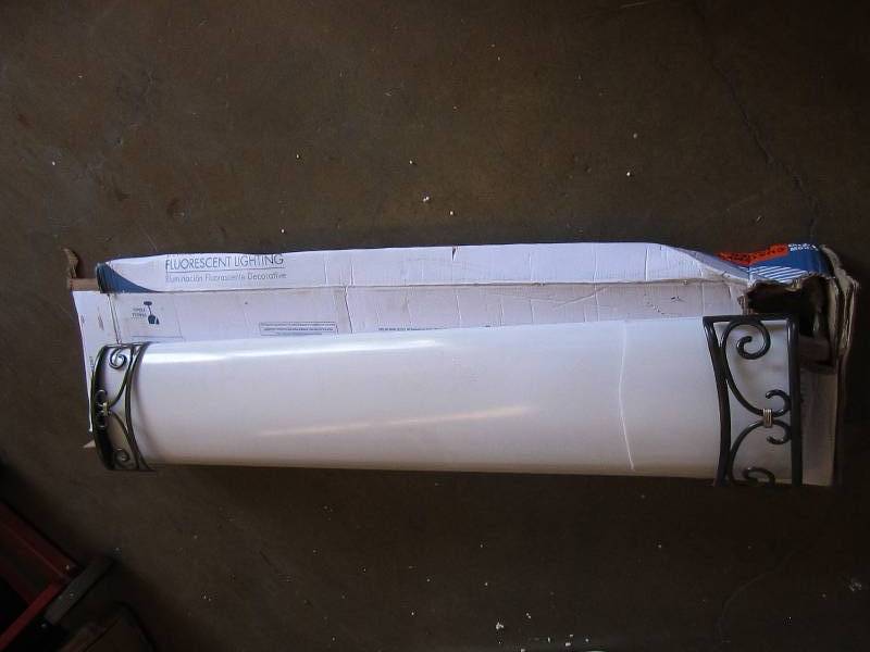 lot 31 image: Floresent lighting decoration crack...