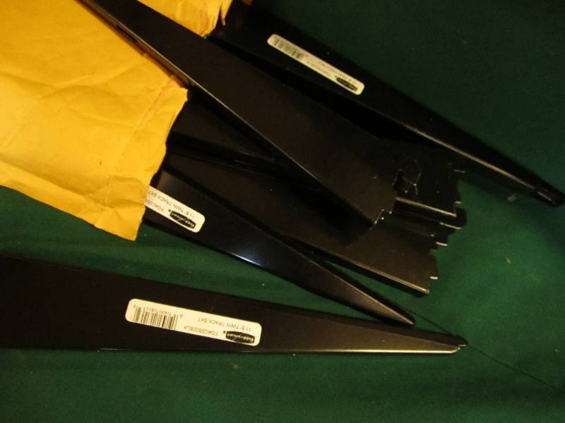 lot 131 image: Rubbermaid 11.5 Twin track BKt...