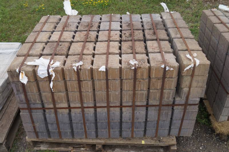 lot 32 image: Pavers
