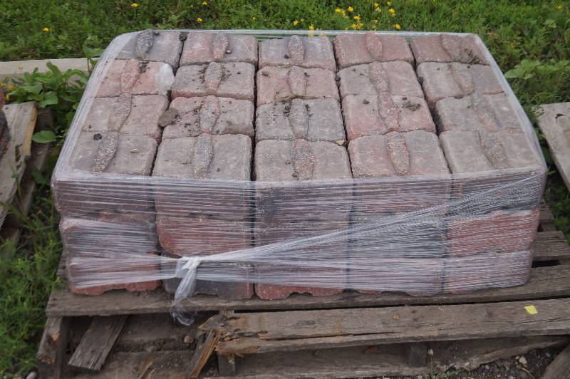 lot 72 image: Wall Blocks