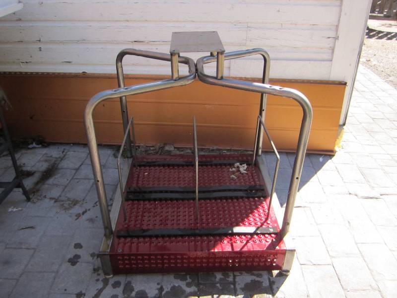 All metal table base 30x25...