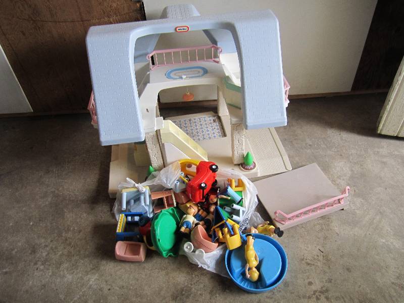 Doll house with accessories...