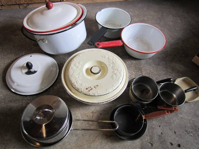 Lot of kitchenware and enamelware...