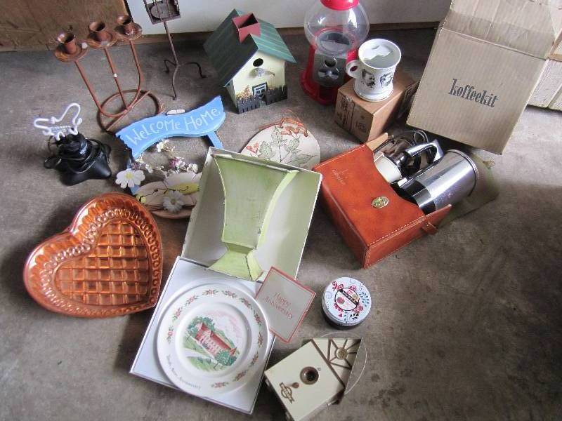 Lot of decorative household items...