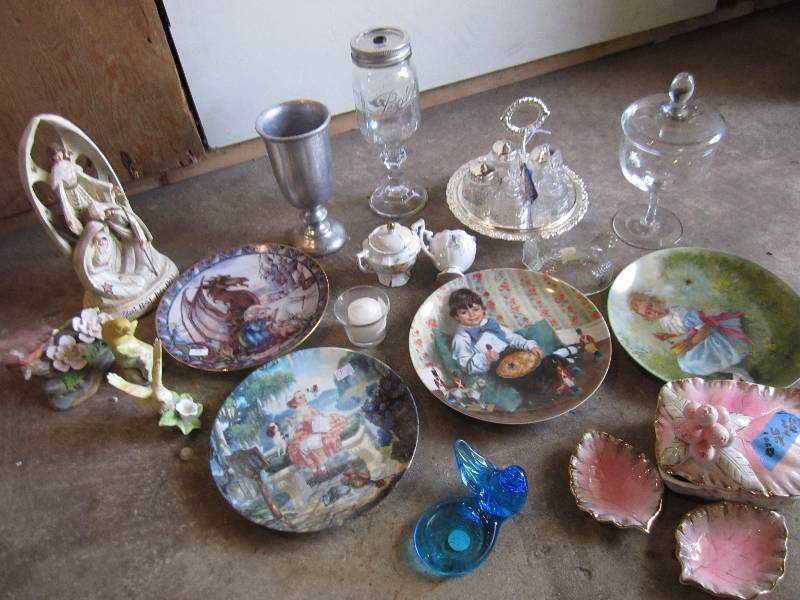 Lot of collector glassware...