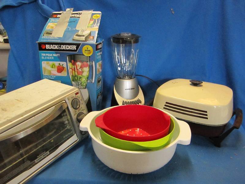 Mixed lot of kitchen stuff bowls, b...