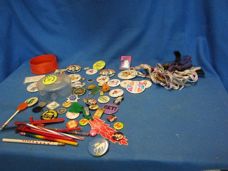 Lot of vintage buttons ...