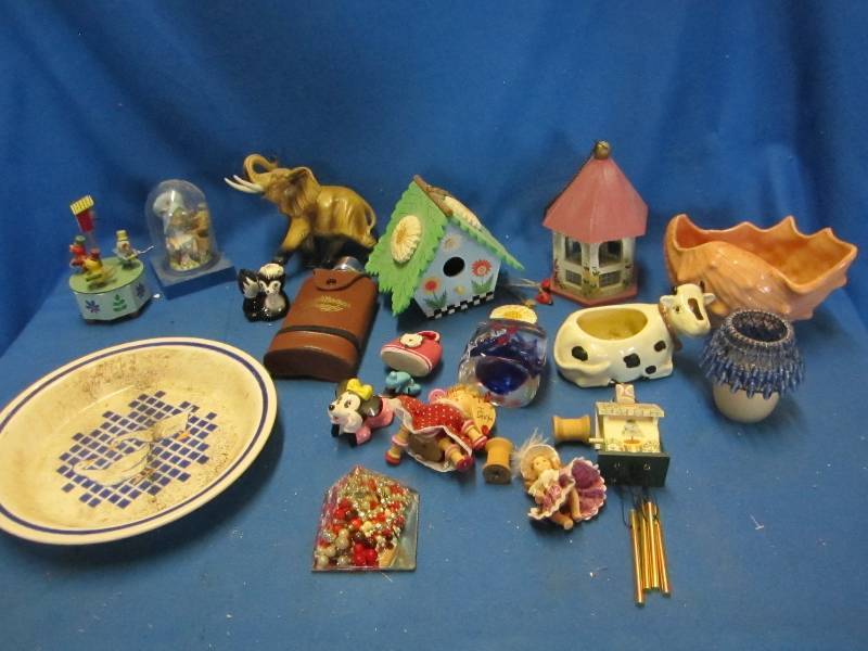 Large mixed lot of decorative items...