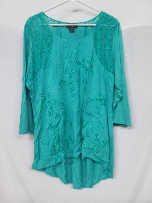 lot 72 image: Lola P Plus Knit Hi-Lo Top