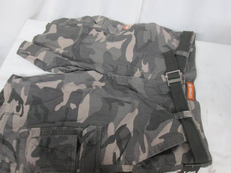 lot 74 image: Lee Mens Wyoming Cargo Short