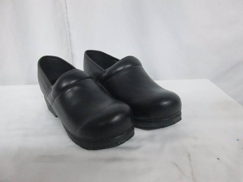 lot 66 image: Skechers Womens Nonslip Work Clog