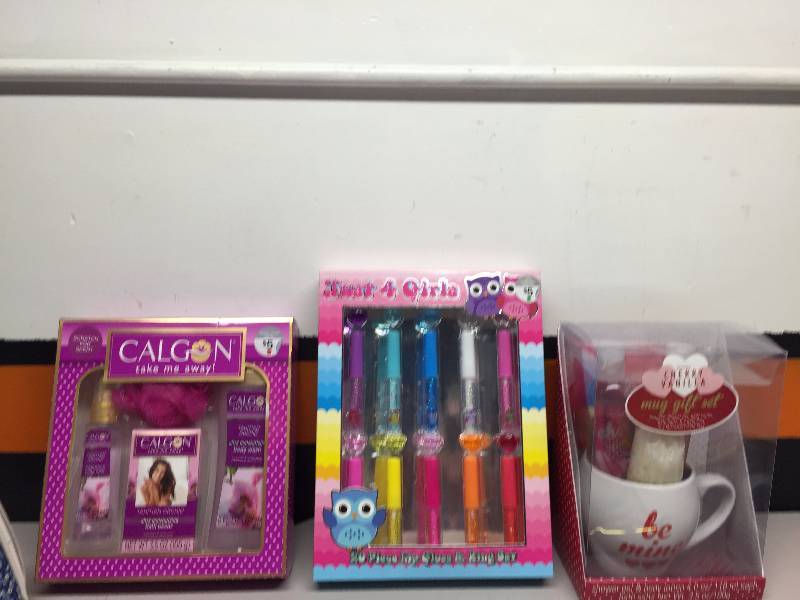 lot 12 image: PLASTIC TUBE OF GIRLS LIP GLOSS, HAIR CLAWS, NAIL FILES, LIPSTICKS, HAIR ELASTICS, NAIL POLISH