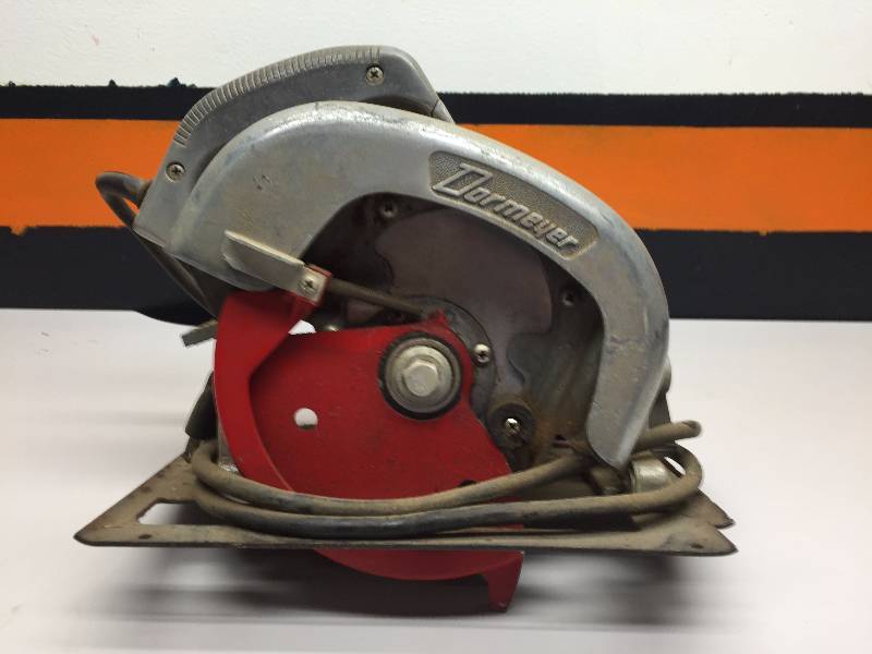 lot 20 image: DORMEYER 6 12 INCH SAW, MILWAUKEE ORBITAL SANDER