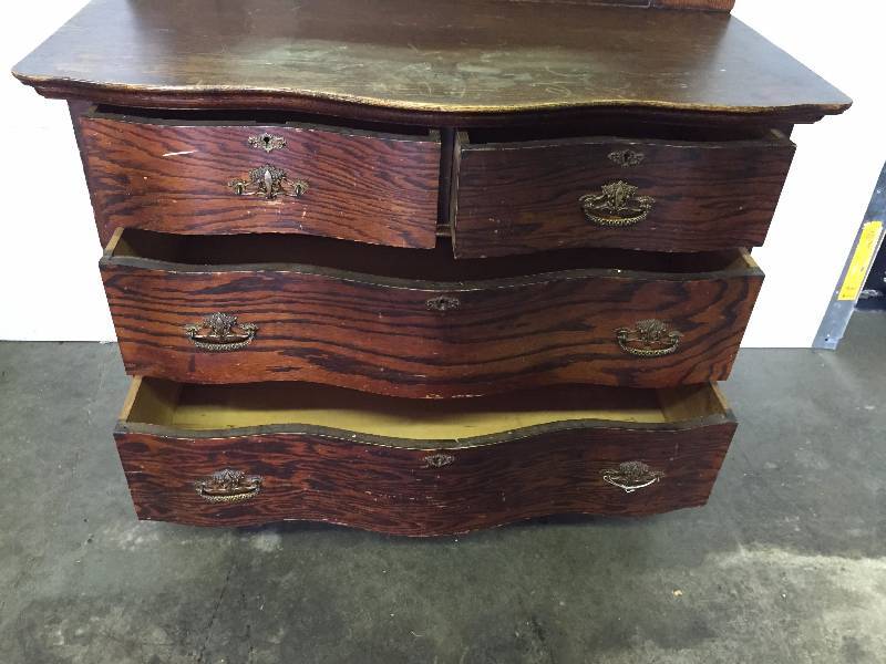 lot 32 image: VINTAGE 4 DRAWER DRESSER WITH MIRROR