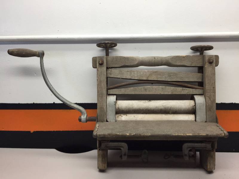 lot 36 image: VINTAGE WRINGER WASHER