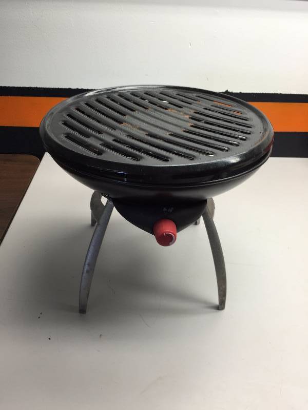 lot 39 image: SPORTCRAFT BEAN BAGTOSS, COLEMAN GAS GRILL, 2-400 WATT TAILGATE INVERTER MAX.