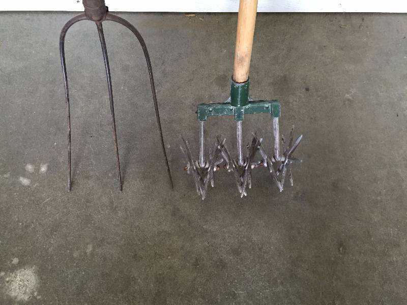 lot 42 image: 3 TINE PITCH FORK, GARDEN ROTARY HOSE