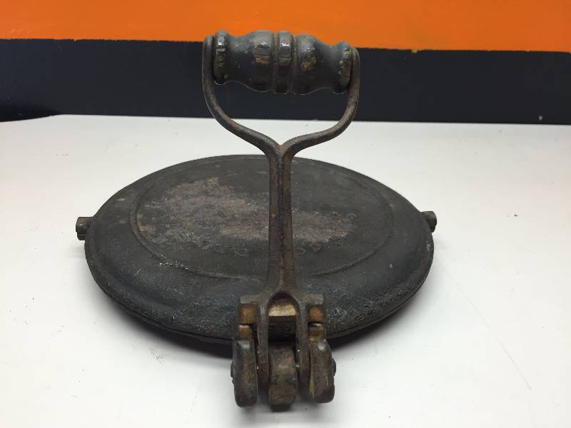 lot 45 image: VINTAGE CAST IRON WAFFLE MAKER