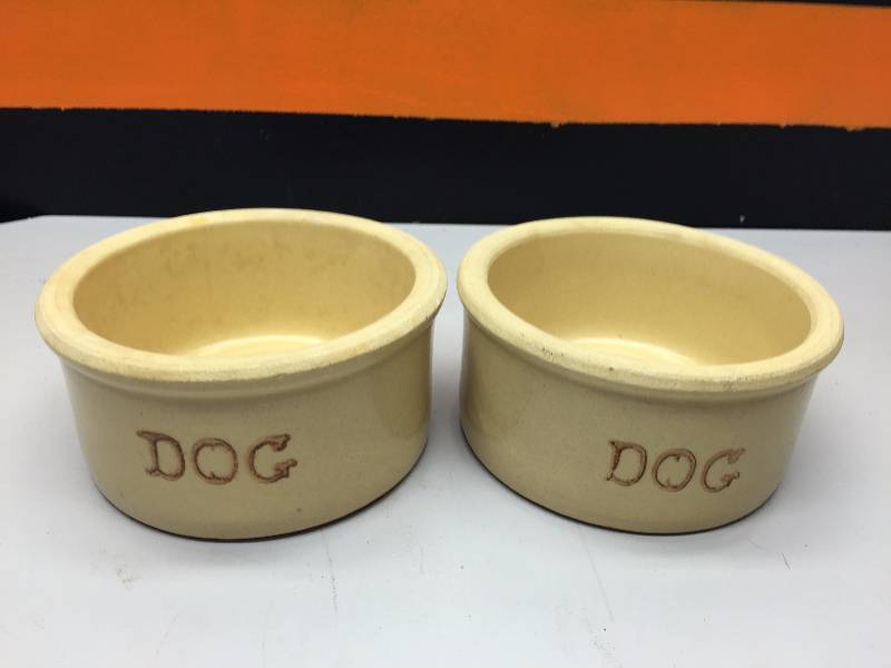 lot 49 image: ROBINSON POTTERY, 2 DOG DISHES, 1 PURINA MILK CHOW PLATE