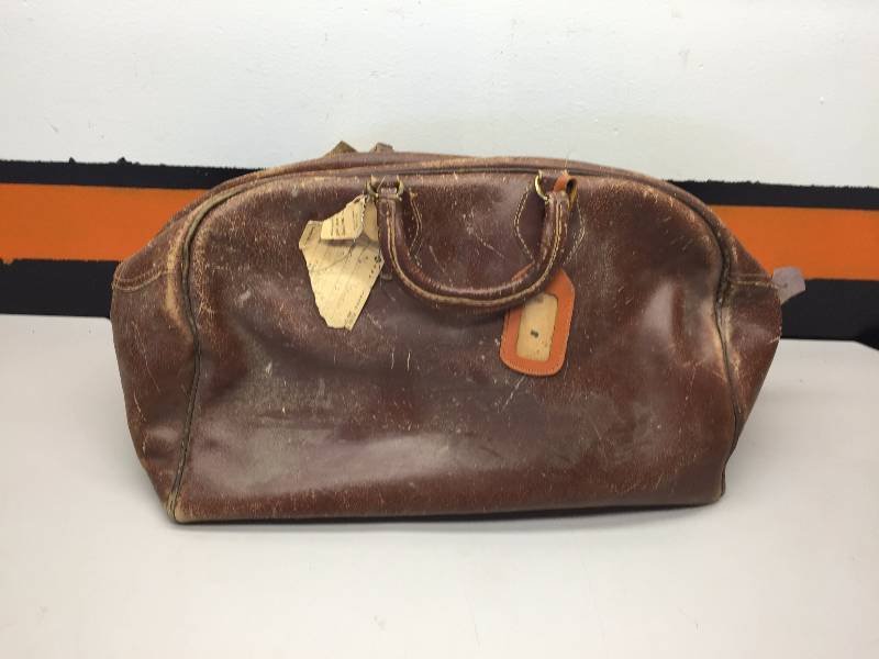 lot 56 image: 12 EDISON GOLD MOULDED RECORDS, VINTAGE NEWSPAPER, ROLLER, VINTAGE LEATHER DUFFLE BAG