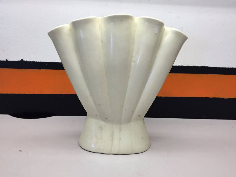 lot 57 image: REDWING VASE, QUARTZ BOOK ENDS