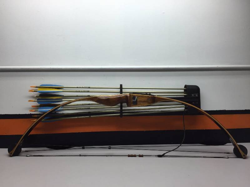 lot 77 image: COMPOUND BOW, 12- EASTON EAGLE ARROWS