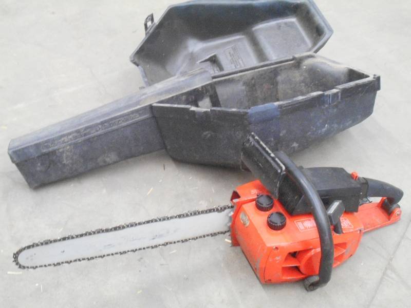 lot 22 image: Craftsman 3.718 Chainsaw With Cas...