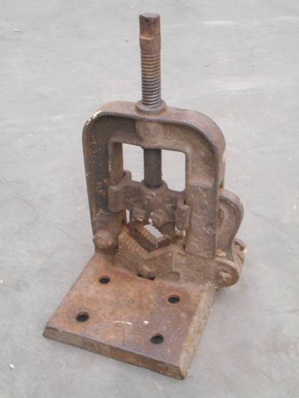 lot 28 image: Heavy  Duty Bench-Mount Pipe Vise ...
