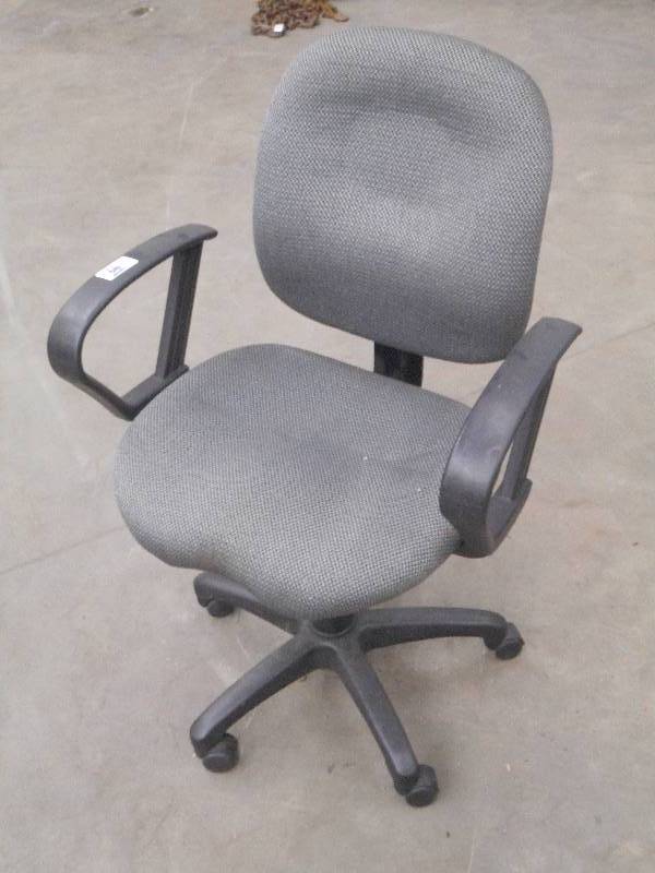 lot 66 image: Adjustable Rolling Office Chair ...