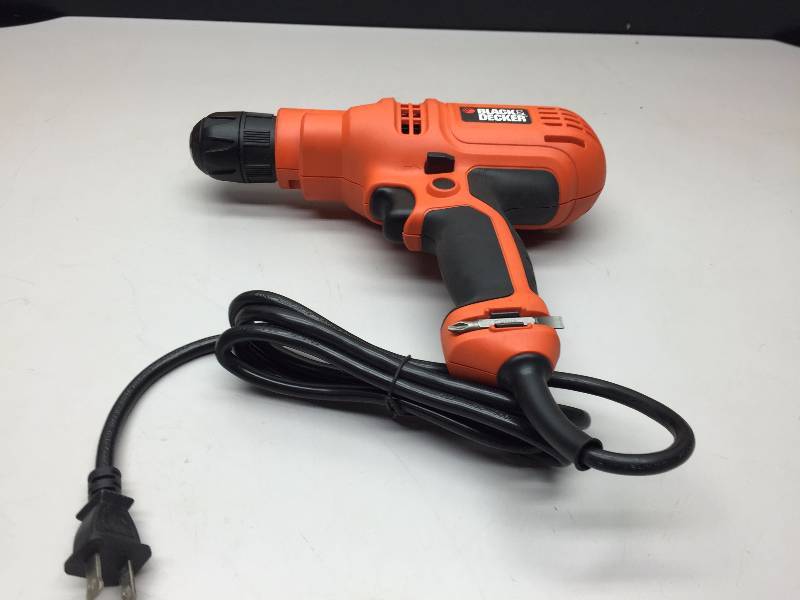 BLACK N DECKER 38 5.2 AMP DRILL WITH CASE