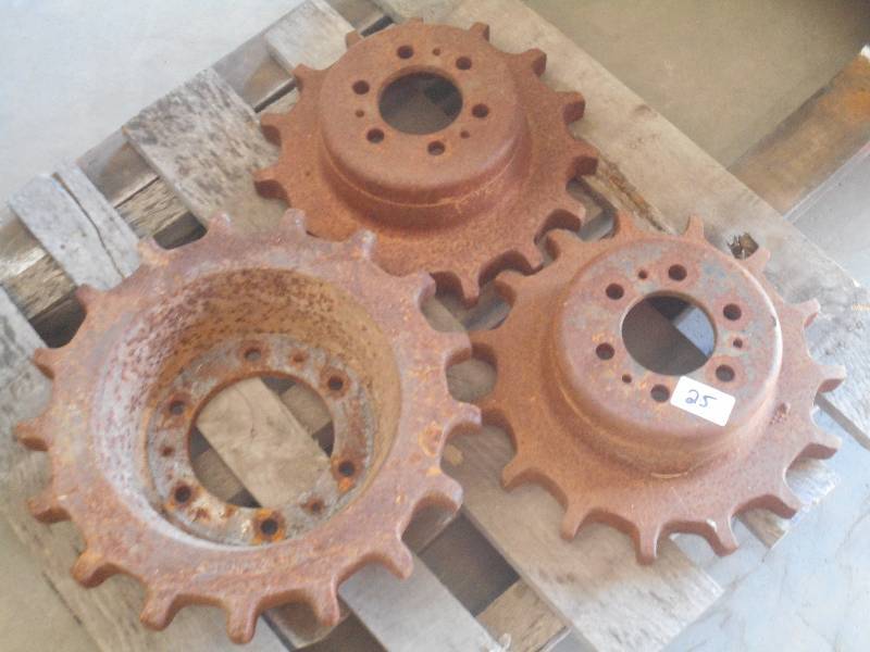 lot 25 image: Lot Of (3) Industrial Equipment Spr...