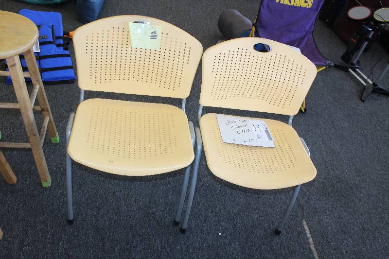 lot 201 image: Lot of (2) Office Chairs