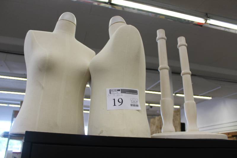 lot 19 image: Lot of (2) Female Mannequins w Stand