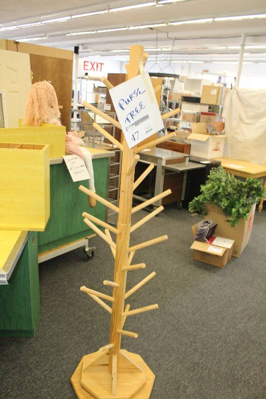 lot 47 image: Decorative Display