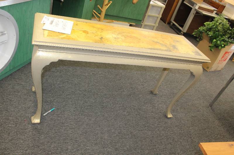 lot 17 image: Decorative Top Table