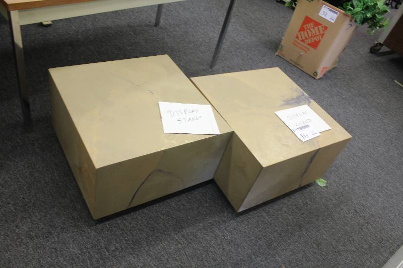 lot 16 image: Lot of (2) Display Stands