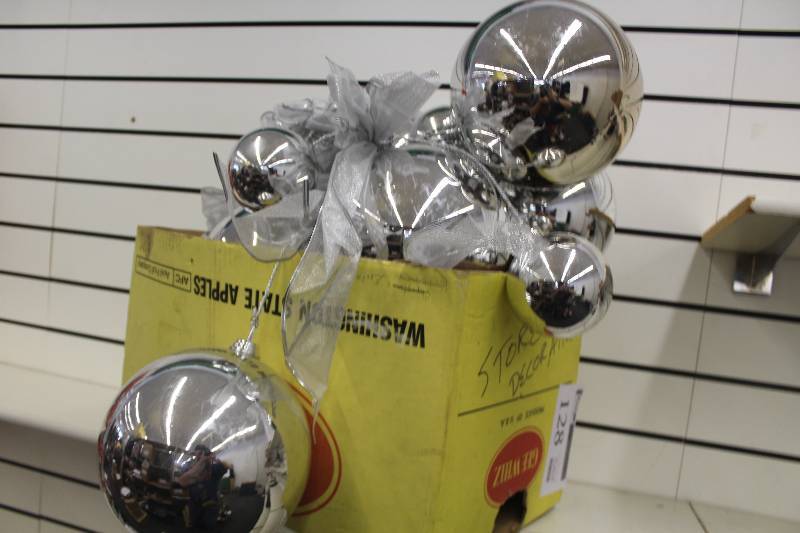 lot 128 image: Box Lot of Decorations