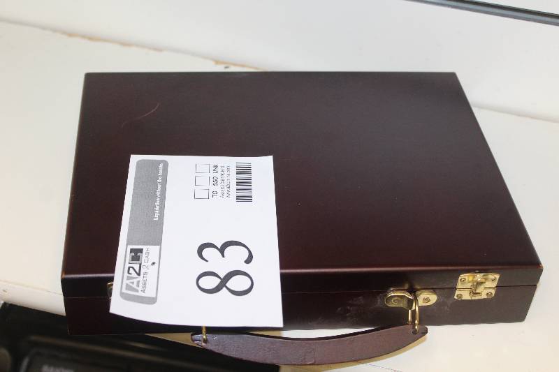 lot 83 image: Lot of Poker Chips In Carry Case