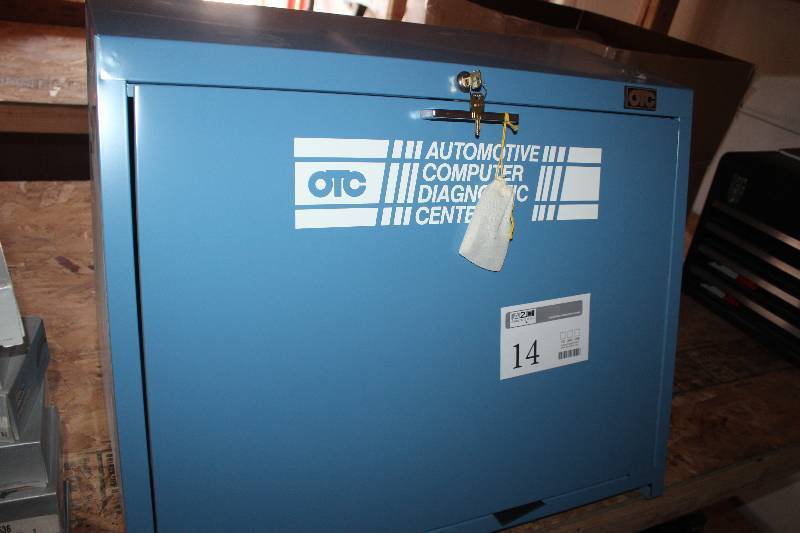 lot 14 image: Locking Metal Automotive Computer Diagnostic Center Cabinet w 2-Keys