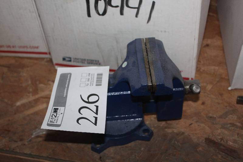 lot 226 image: New Bench Vise