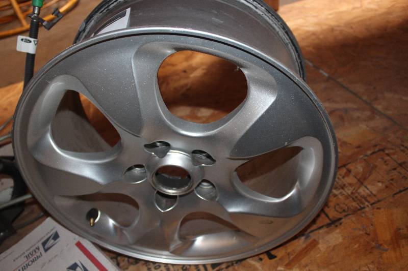 lot 634 image: 5-Lug Wheel T308AWIK4 xR83 1007BA