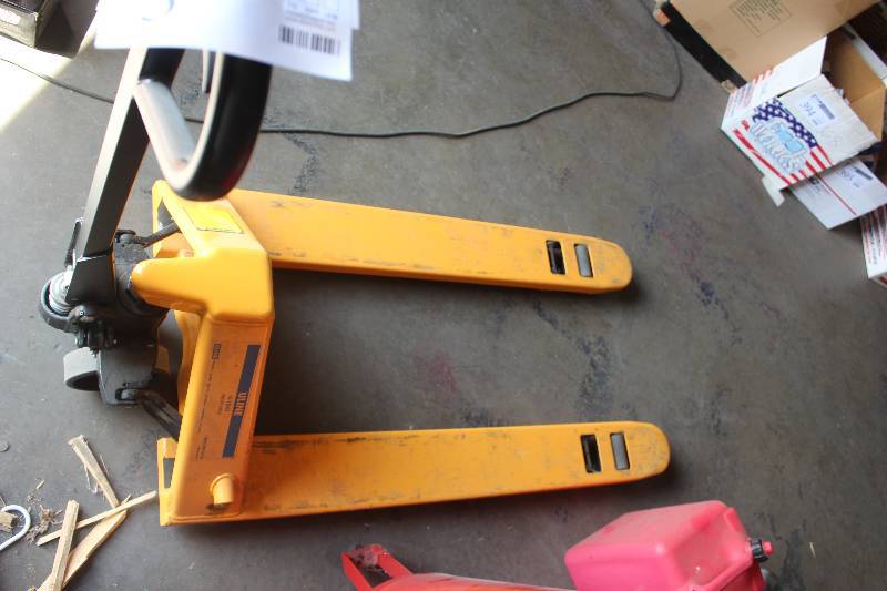 lot 3 image: ULine H-1043 5500lbs Pallet Jack